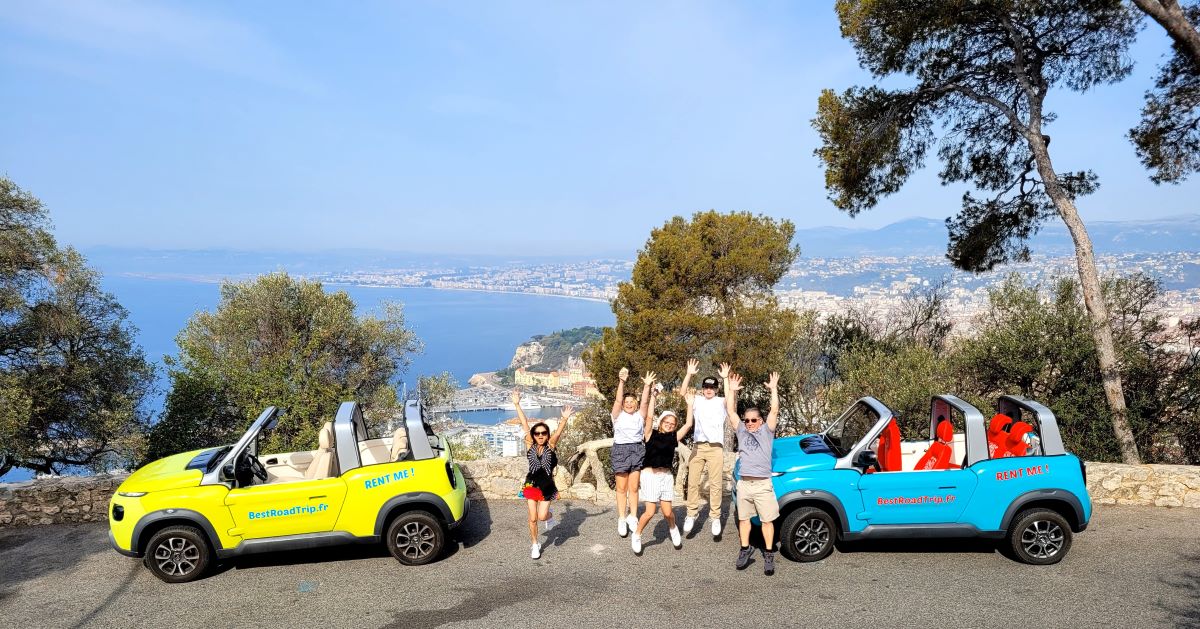 photo de personnes qui sautent on qui visite la côte d'azur, on aperçoit le port de Nice