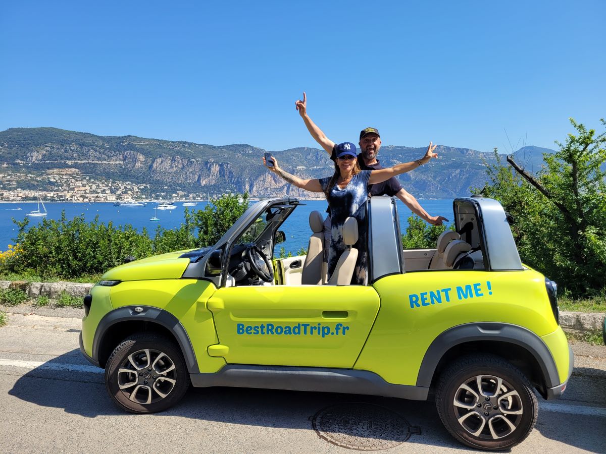 photo des responsables de best road trip dans leur véhicule durant une balade