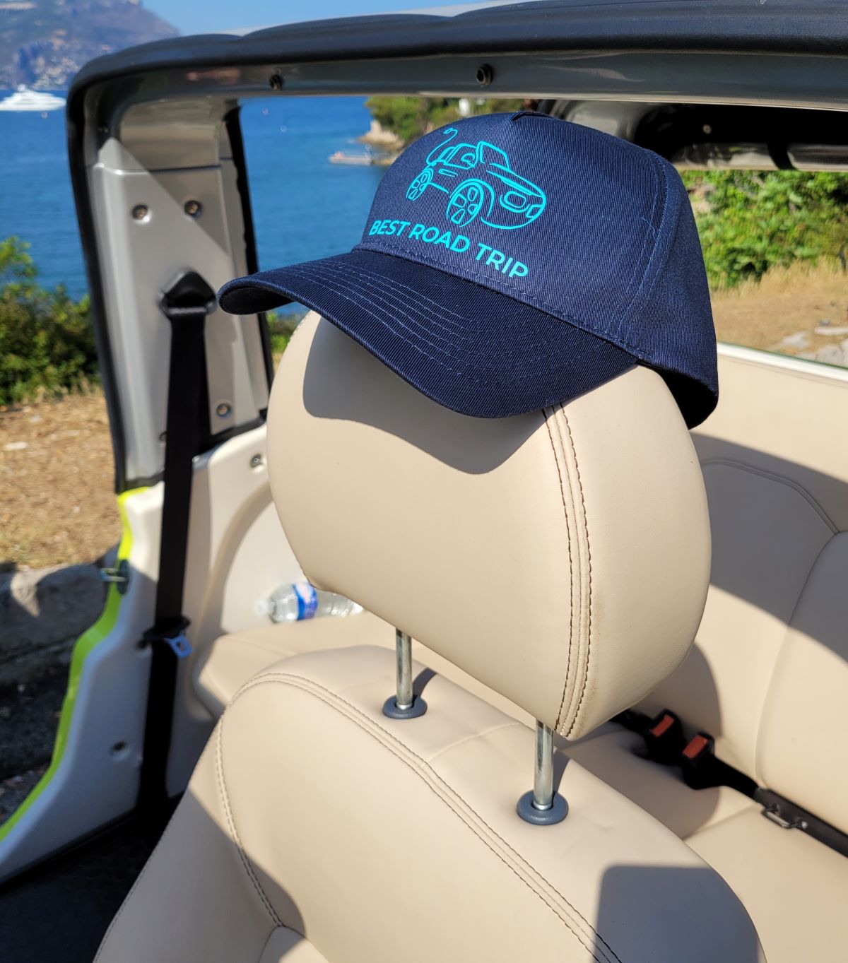 photo de l'interieur du véhicule avec une casquette